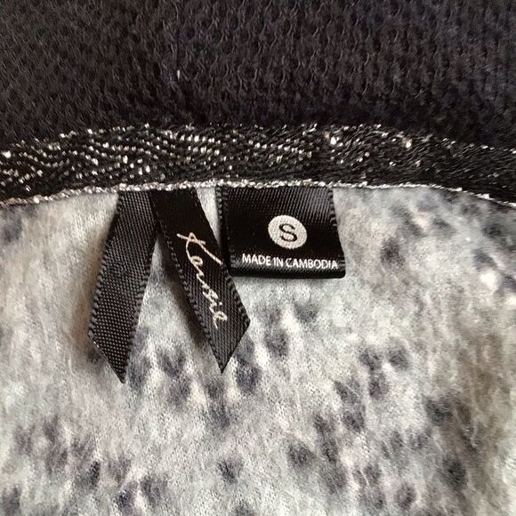 Kenzie Furry Snow Flakes Onsie. Size Small. - Picture 5 of 8